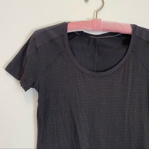 Lululemon size 4 short sleeve top